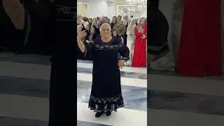 Как же она поддерживает, и танцует 😍 #ловзар #lezginka #чеченцы #танцы