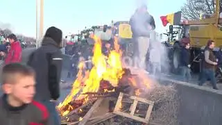 French Farmers' Protest Intensifies, Threatening Chokepoints on Paris Highways