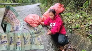 Single Mother Finds Unexpected Money While Collecting Scrap on the Road.