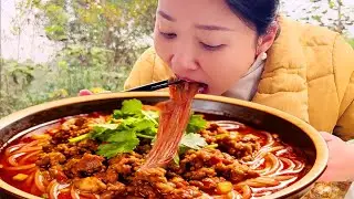 小雨今天嗦个酸辣粉，爽滑香糯的红薯粉，配上新溅的油泼辣子，绝 #辣椒油 #油泼辣子 #酸辣粉 #川菜 #美食