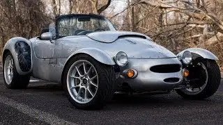 The 1999 Panoz AIV Roadster is a strange car, with some strange features.