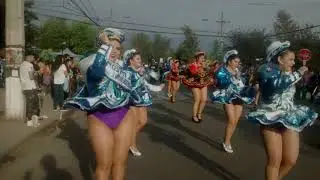 chicas y chicos bailando caporales ; penas de ayer - antumarka