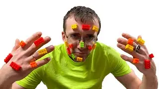Макс и папа весело играют с конструктором Лего Pretend play LEGO HANDS