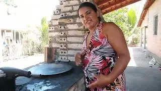 feijão preto e frango frito e o nome do almoço
