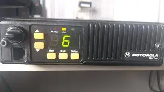 MOTOROLA  MAXTRAC VHF  Esse nasceu denovo. Baixei a pot&ecirc;ncia de sa&iacute;da dele tamb&eacute;m.