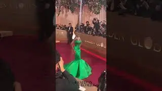 Оландрия появилась на красной дорожке в зеленом платье от Christian Siriano, напоминающем русалку...