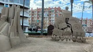 Гигантские песчаные фигуры в Ла Пинеде. Figuras gigantes de arena en La Pineda.