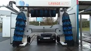 Je lave la voiture avec la station de lavage lavance lavage auto bleu et noir