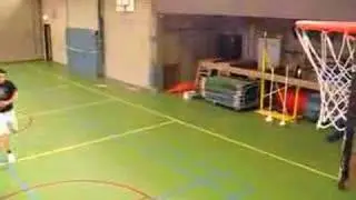 Door de benen dunk van Lennaert