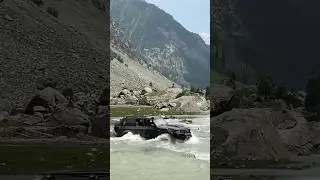 Dangerous river crossing #swatvalley  #pakistan #landcruiser #shorts #shortsfeed