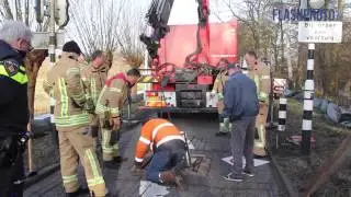 Auto knalt op poller - Holyweg Vlaardingen