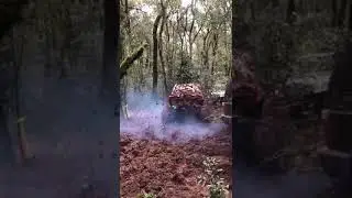 cheroka e niva puxando a bandeirante atolada