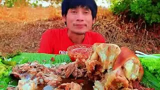 MUKBANG | DEVOURING 10KG BRAISED PIG HEAD WITH SPICY &ldquo;CH&Eacute;O&rdquo; DIP &ndash; FRESH VEGGIES & CRAZY DELICIOUS!