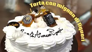 Torta con mignon di liquori come decorazione