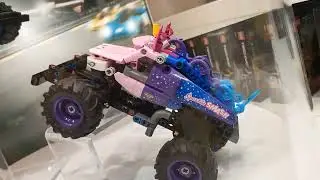 LEGO Technic Monster Jam 42219 Grave Digger vs. 42220 Sparkle Smash