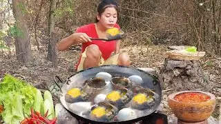 Survival Skill: Catch and Cook big Crabs with Eggs & yummy in forest