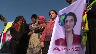 Siria, funerali di Hevrin Khalaf l'attivista per le donne uccisa
