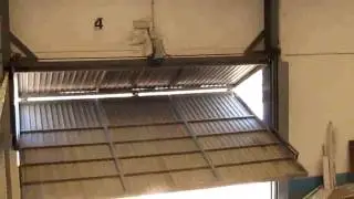 Automatizaci&oacute;n puerta basculante industrial