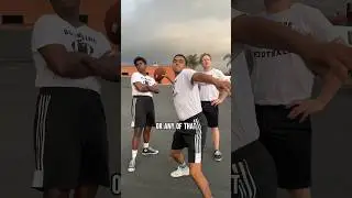 Девушка доказывает парням, что умеет играть в футбол 🏈 #Shorts #DharMann
