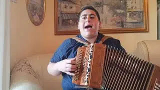 Tu vu fa l'americano cantata e suonata con otto bassi