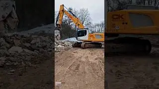 Betonabbruch: Liebherr R 946 mit Pulverisierer