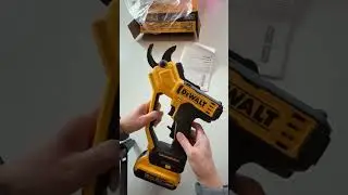 DeWALT 20V MAX* CORDLESS PRUNER