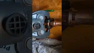 Repairing a split copper water line 💦 #plumbing #plumber #asmr #diy