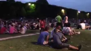 Walking on 'Champ de Mars' - Torre Eiffel (Paris, France)
