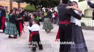 Bailan al ritmo de Cobán, integrantes de Amigos de la Marimba