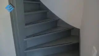 Inmeten volledig gebogen trapleuning
