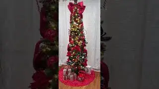 Decorating a slim Christmas tree for a small space #christmastree #christmasdecor