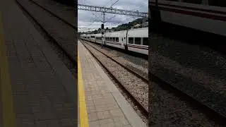 🇪🇸 🚄 AVE Renfe lC 130 044 f&auml;hrt sehr schnell durch Benicassim Bahnhof in Richtung Tarragona