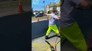 Sealcoating Asphalt #crackfilling #sealcoat #relaxing #satisfying #sealcoating #sprayer #driveways