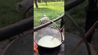 Așa se face urda. Fără grabă. Fără chimicale. Doar cum se știe din bătr&acirc;ni ❤️