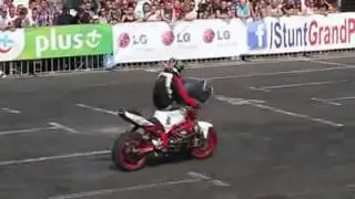 manobras radicais com moto de alta performance