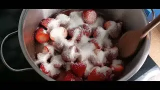 Aardbeien jam maken en in potten inmaken ,lang houdbaar .#moestuin #tuinieren #eco #ecofriendly
