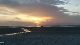 Menunggu Matahari Terbenam Dan Senam Pagi