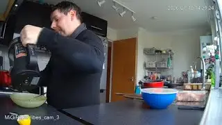🔴 24/7 LIVE: Italian Couple in London - Real Life [KITCHEN 🍳] - MiGIPepeVibes - Cam 3