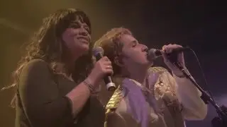 Zé Pi e Tulipa Ruiz cantam 