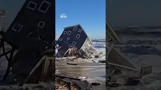 Дом обрушился в море во время прилива.
