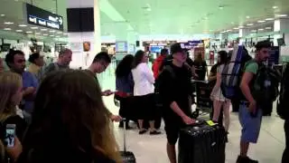 5sos arrive Sydney airport