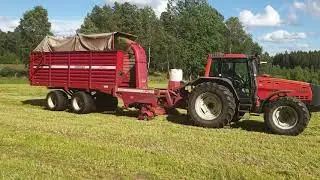 Valtra  8350   med  JF hackvagn ES 3500