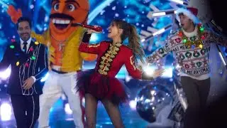 Anahi performando Santa Claus Is Coming to Town no especial do The Masked Singer MX