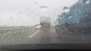 سفر تحت زخّات المطر… جمال الطريق وصوت الهدوء.