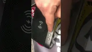 Колонка YISON WS-4 с беспроводной зарядкой и часами