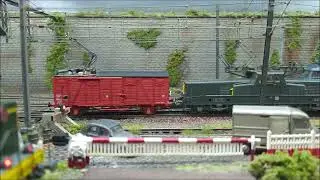 Model Trains HO Layout. Modélisme Ferroviaire. Trains Miniatures. BB 13020 et wagon graisseur.