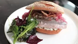 So schmeckt Hamburgs teuerstes Fischbr&ouml;tchen