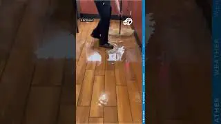 Закусочная затопило во время сильного ливня в Реддинге, Калифорния.