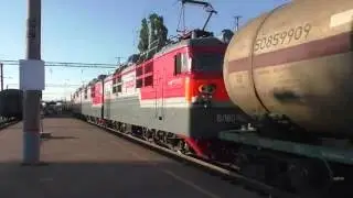 Электровоз ЭП1М-704 с поездом Ижевск - Новороссийск и электровоз ВЛ80С-1939/1928 с грузовым поездом
