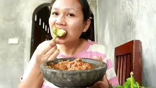 MAKAN IKAN ASIN LALAP TERONG MENTAH